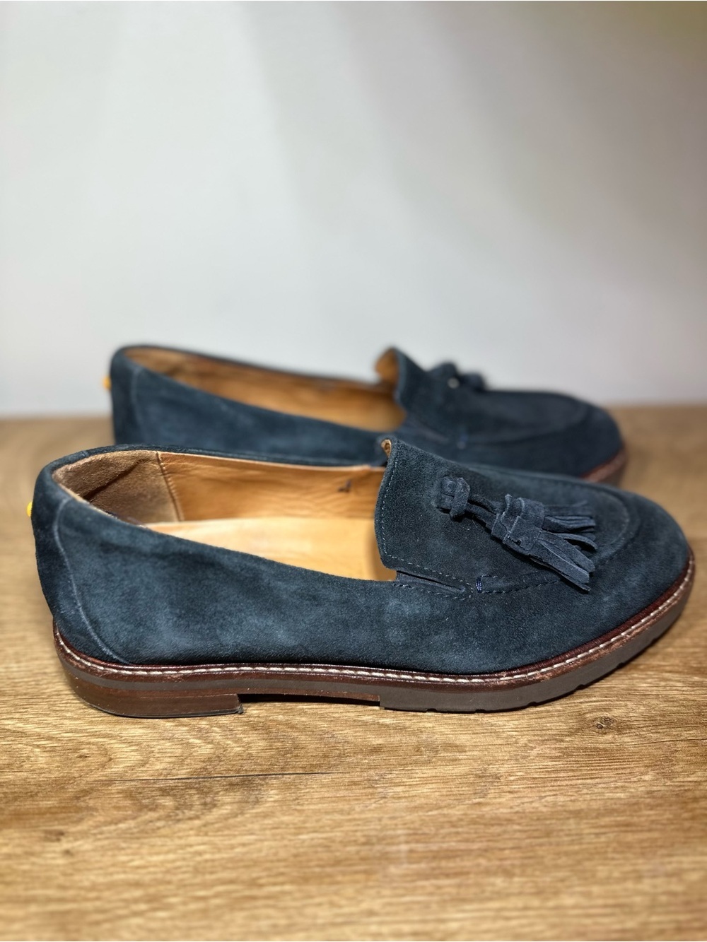 Samuel Hubbard Women’s genuine Suede Tassel Loafers in Dark Blue size 6.5
